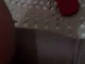 CONSUELO A MI HERMANASTRA MIENTRAS DISCUTE CON EL NOVIO Y ME CORRO EN ELLA